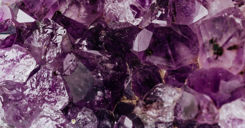 Creative Industries - Set of shiny transparent amethysts grown together